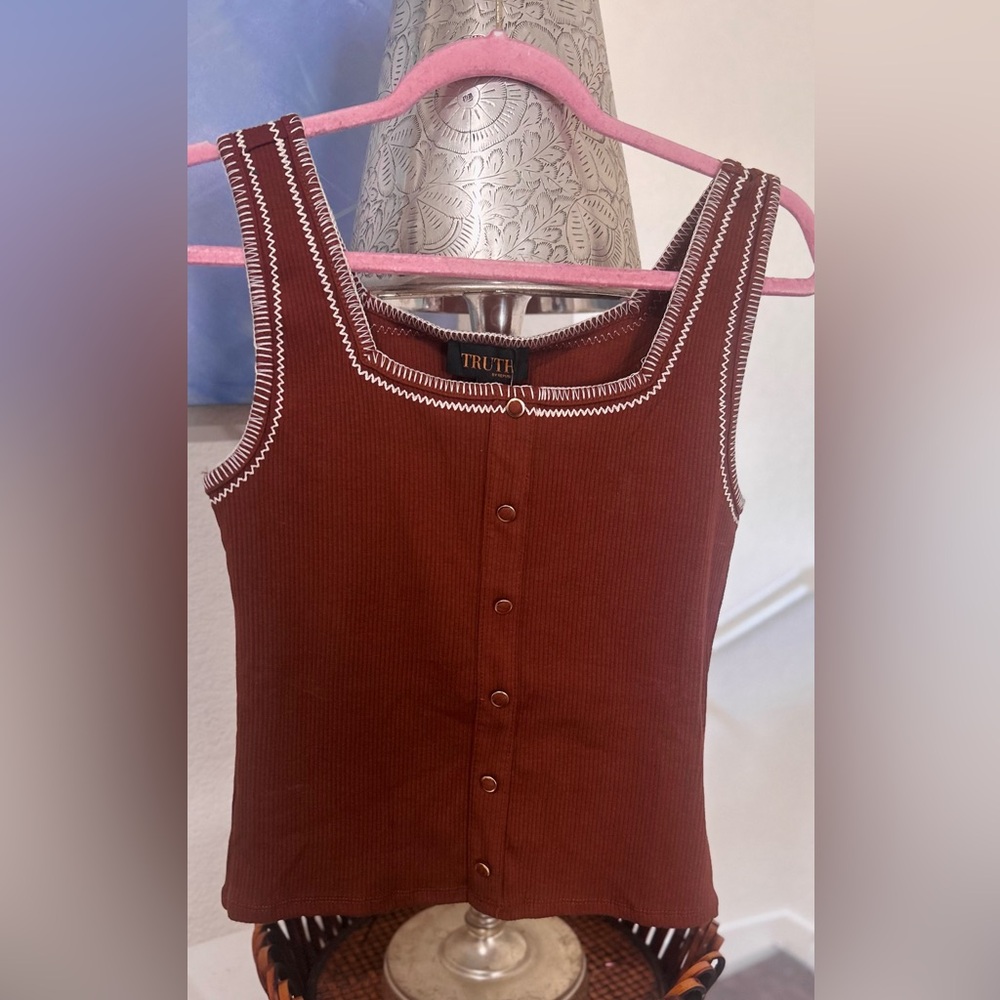Truth Ribbed Button-Front Tank Top in Chestnut with White Trim